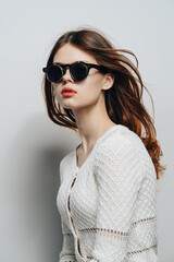 Naklejka premium woman wearing sunglasses loose hair studio fashion
