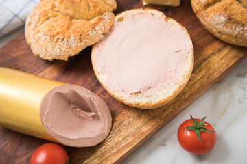 Feine Kalbsleberwurst auf Weizen Rosen Brötchen dazu Tomaten, Butter mit Holzbrett, Geschirrtuch...