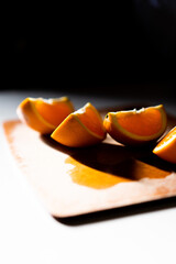 4つに切ったオレンジ