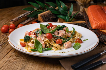 Salmon baked in a salad with tomatoes, basil and beans
