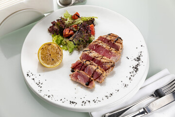 Grilled tuna with lemon and salad
