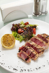 Grilled tuna with lemon and salad
