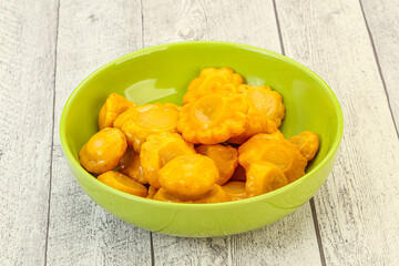 Marinated yellow patisson in the bowl