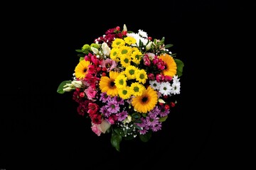 Blütenpracht - Ein sehr schöner bunter Blumenstrauß, freigestellt vor dunklem Hintergrund-gut...