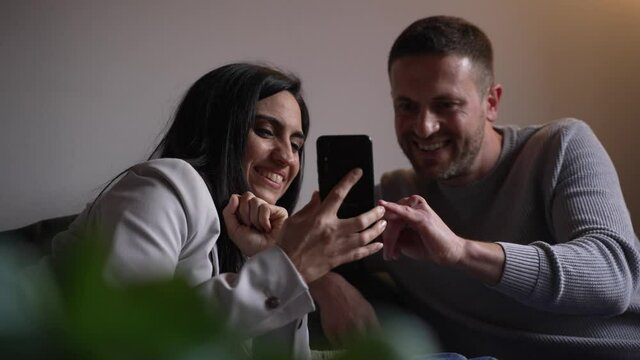 Empresaria y trabajador reunidos con Ipad