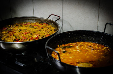 Cocinando judias en olla en un resturante