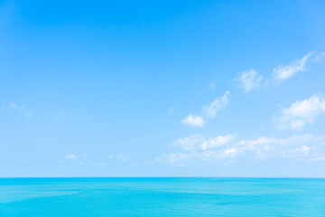 Obraz premium Beautiful high view tropical sea ocean with white cloud blue sky