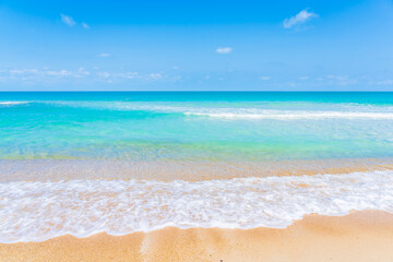 Fototapeta na wymiar Beautiful tropical beach sea ocean with white cloud and blue sky