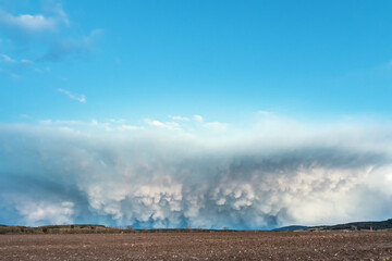 Shelfcloud und Mammatus Wolken 
