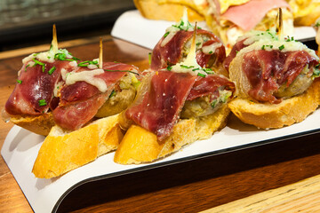 Pinchos expuestos en una barra de restaurante en Bakio, Vizcaya, País Vasco