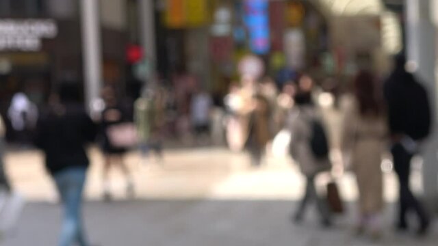 ぼかし背景素材: マスク姿の人々が行き交う繁華街の風景  広島市中区本通周辺  4K  2021年3月22日撮影