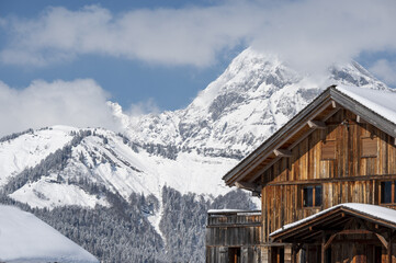 Toit de chalet et montagne enneigée