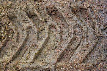 footprints on the ground,следы на земле, следы от колес машины
