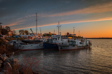 Fototapeta premium River boats in the parking lot in the evening.