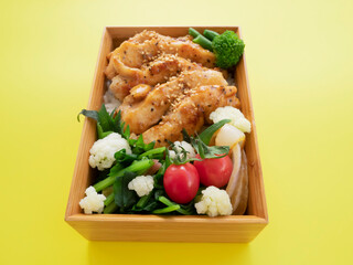 ポップでたのしい鶏の照り焼き弁当