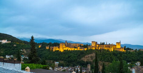 Fototapeta premium La Alhambra de Granada al atardecer con las montañas de fondo