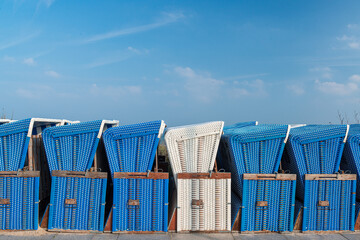Strandkörbe an der Ostseeküste im Frühjahr vor der Saison