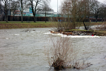 Dreisam tritt bei Hochwasser &uuml;ber die Ufer