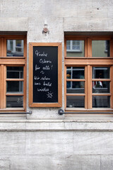 frohe ostern wir sehen uns bald wieder - tafel am geschlossenen restaurant