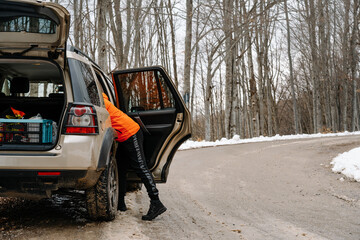 Obraz na płótnie Canvas Person in car on winter mountain road