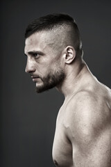 Obraz premium Bruised fighter on gray background