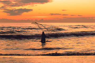 Pescatore solitario al tramonto