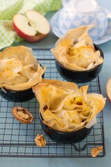 Pastry made of filo dough stuffed with apples, cinnamon, walnuts and raisins.