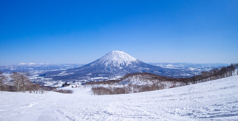 Fototapeta na wymiar Quiet ski resort on a clear day in early spring (Niseko Mt.Resort Grand Hirafu, Hokkaido, Japan)
