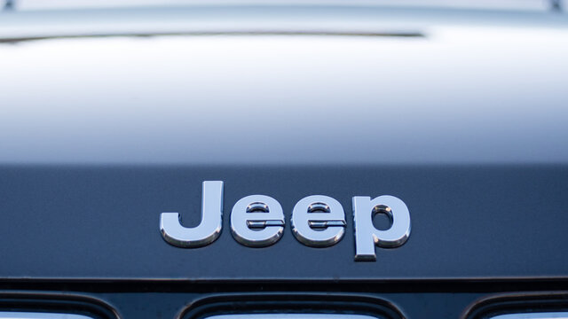 Logo Jeep sur un capot noir