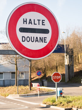 Panneau halte douane &agrave; une fronti&egrave;re fran&ccedil;aise