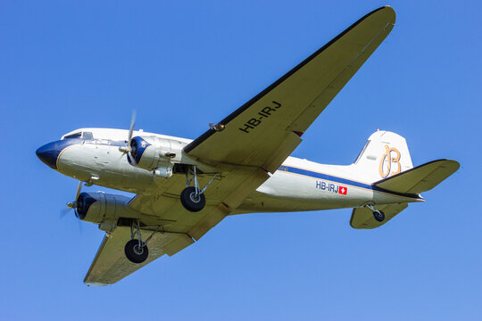 Douglas DC-3 Dakota on approach with landing gear down