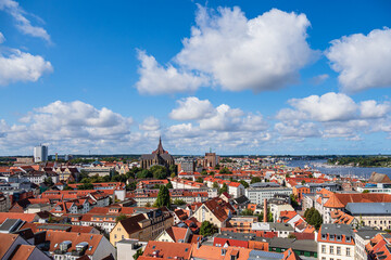 Fototapeta na wymiar Blick über die Dächer der Hansestadt Rostock