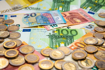 Viele Euroscheine und Münzen 