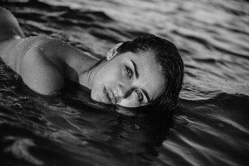 Black and white portrait of young woman. 