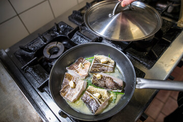 Frische Zubereitung eines Dorschgerichtes in einer Küche