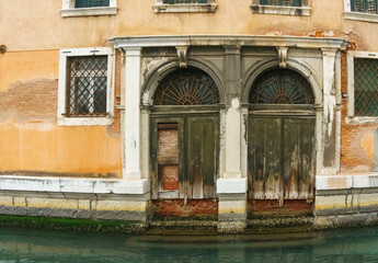 Fototapeta na wymiar Old problems of the Venetian canals
