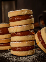 alfajores con arequipe y coco acompañados de leche