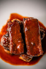 costillas de cerdo bañadas en reducción de cerveza negra, whisky y café