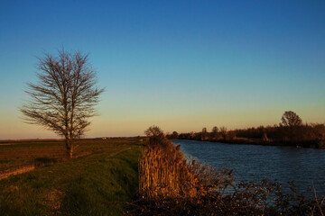 Paesaggio di campagna in inverno sulla laguna