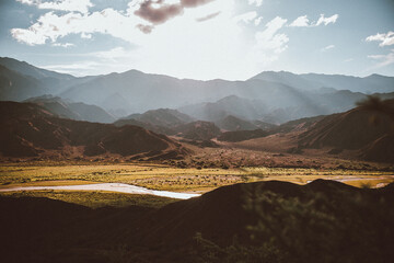 Atardecer entre las montañas