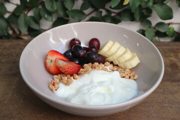 yogurt with fruit and granola