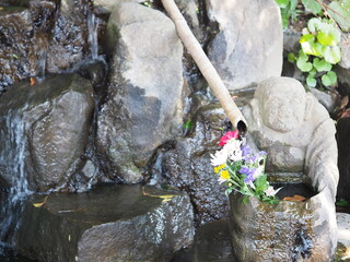 お花のお供えと道祖神