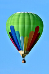 Naklejka premium Ein Heißlutftballon vor blauem Himmel