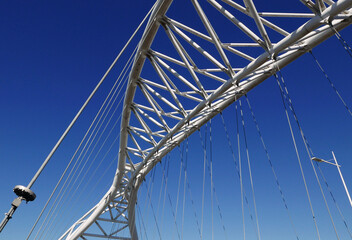 vista di un ponte moderno a roma contro il cielo blu
