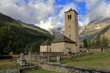 Chiesa Vecchia a Macugnaga con panorama sulla parete est del Monte Rosa, Italia.
