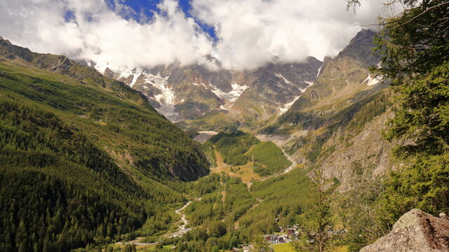Vista sulla parete est del Monte rosa ripresa da Macugnaga, Italia, con colori accesi e nuvole bianche