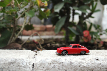 Auto de juguete rojo