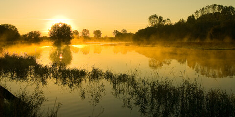 Fototapeta na wymiar Sunrise over a river in central Spain