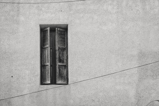 Pared con ventana y contraventanas de madera