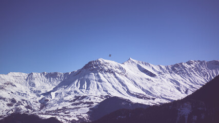 Fototapeta na wymiar ULM en vol adns un ciel bleu devant les montagnes de Savoie